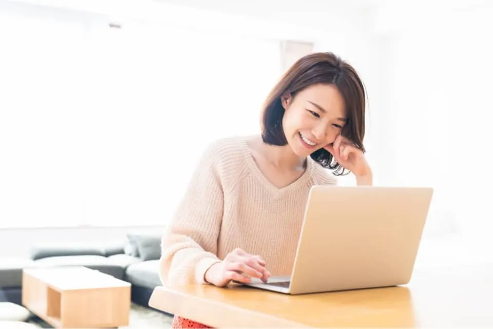 笑顔の受講生の女性
